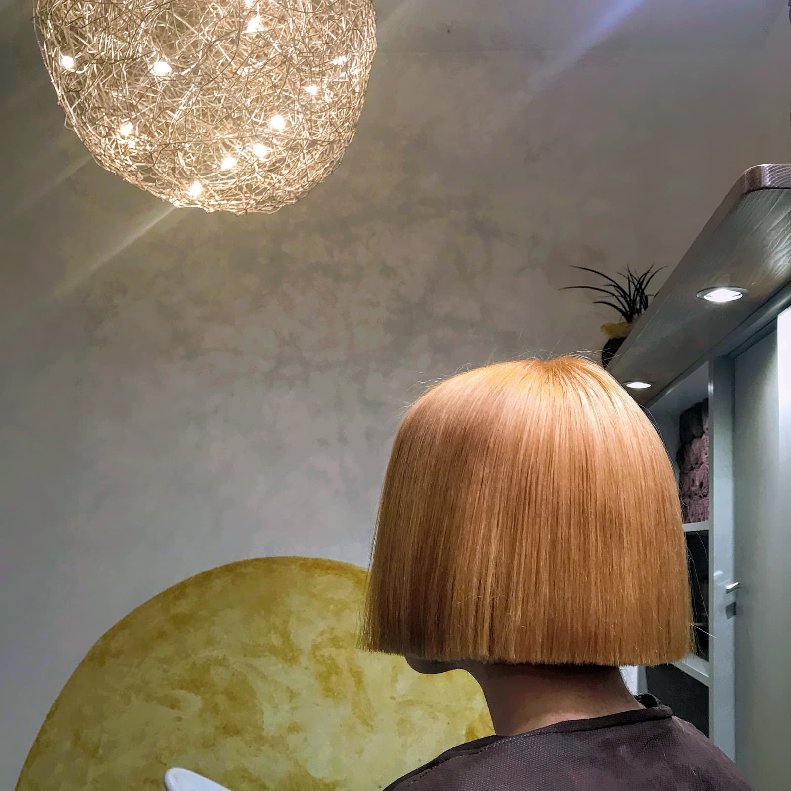 Bob biondo glossy, taglio netto