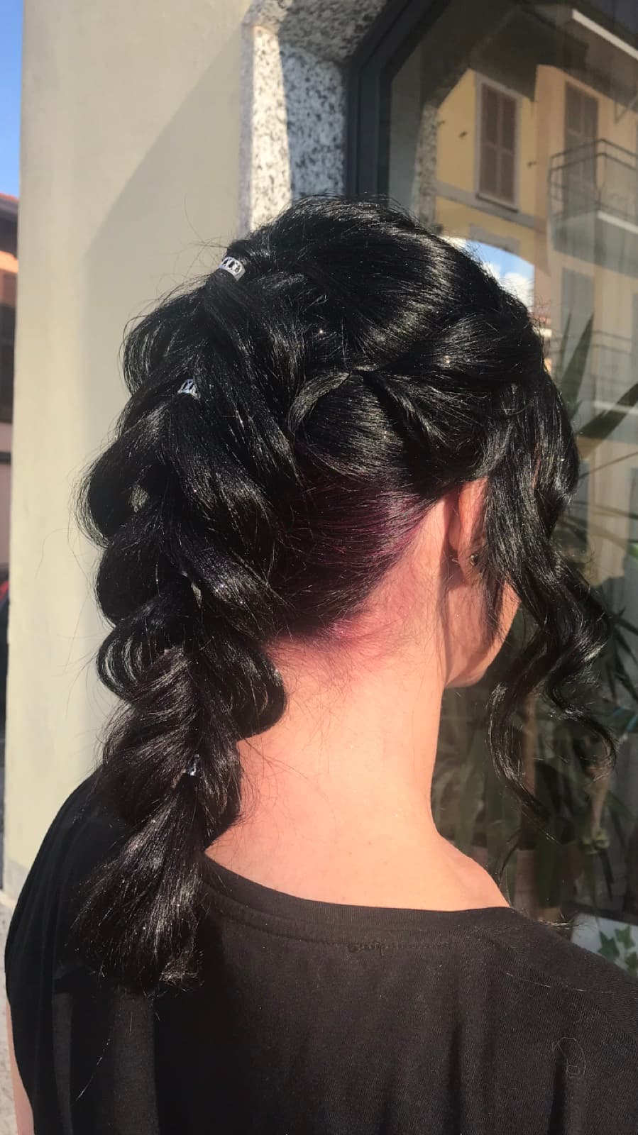 Raccolto scuro con accessorio